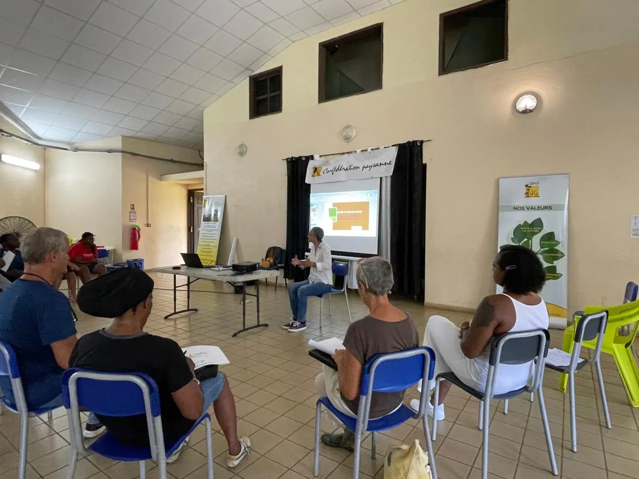 Réunion de travail et présentation de stratégie